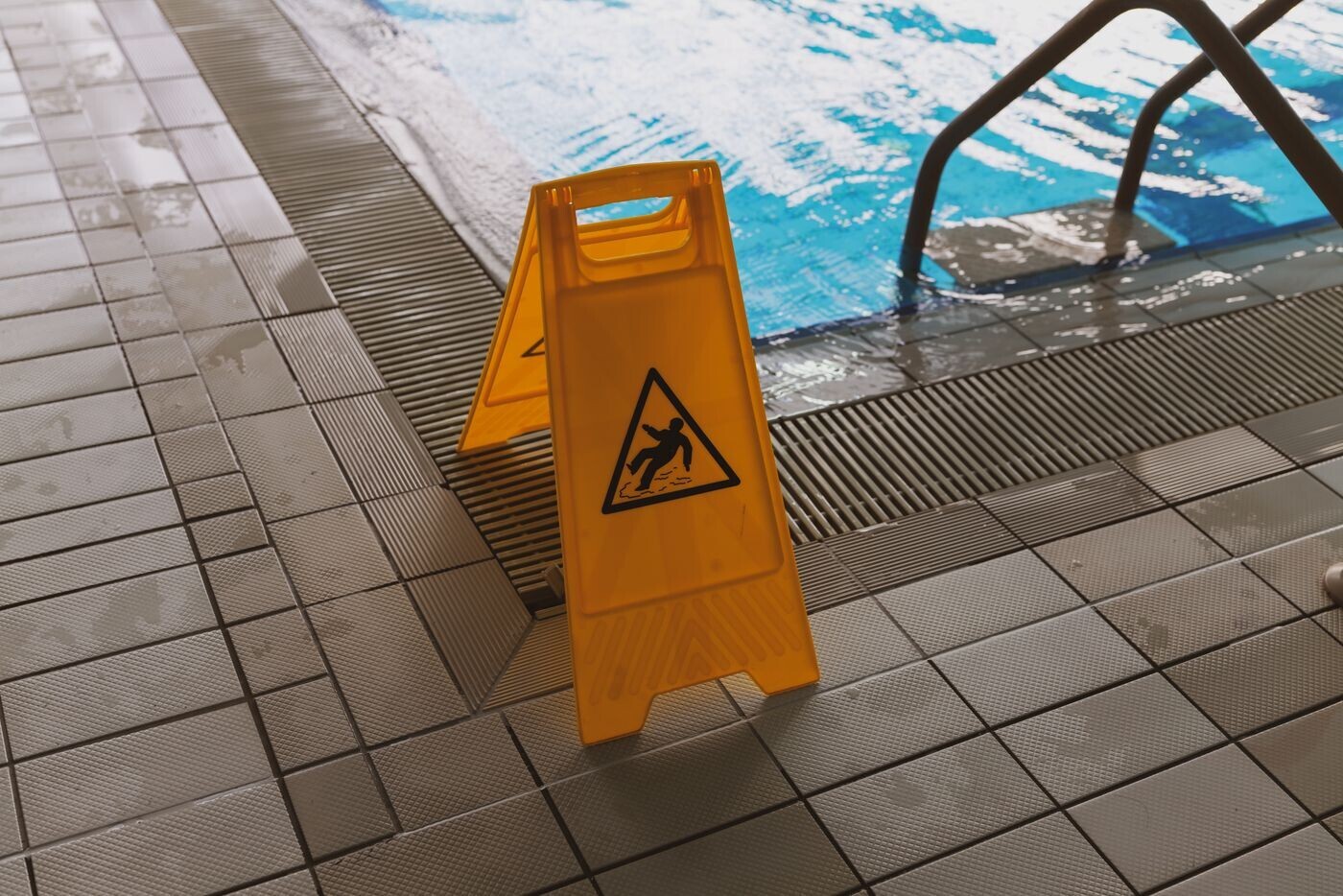 Wet floor caution sign marking a hazard, illustrating an Illinois property owner&rsquo;s duty to fix or warn about a dangerous condition